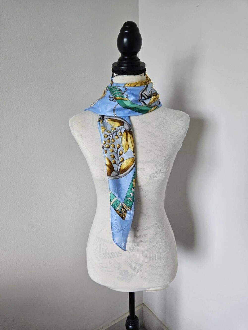 🇨🇵 Hermes Silk Scarf Blue and gold "DAIMO" 90X90 cm (approx)" authentic